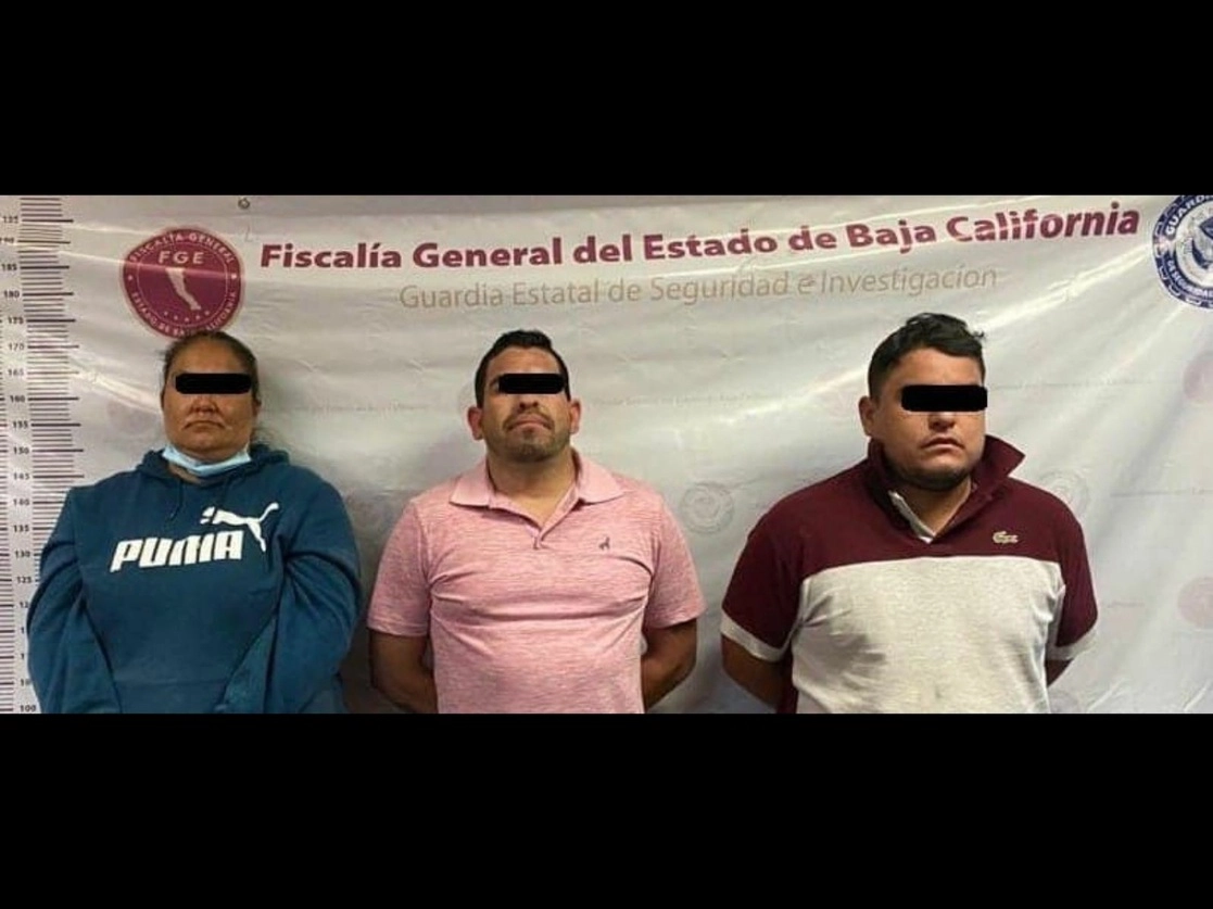 El presunto integrante del Cartel de Sinaloa tenía paquetes de metanfetamina, una subametralladora y una pistola Bereta, y estab acompañado de otras dos personas con antecedentes penales por portación de arma de fuego. Foto tomada del Facebook de @fgebaja  