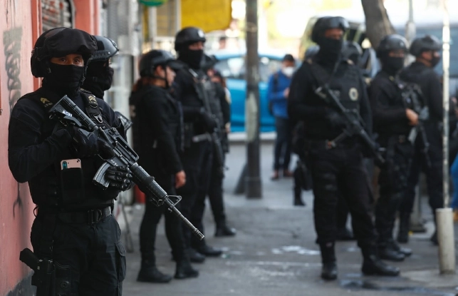 Elementos de la SSC durante un operativo en la zona centro de la CDMX, en imagen de archivo. Foto Víctor Camacho
