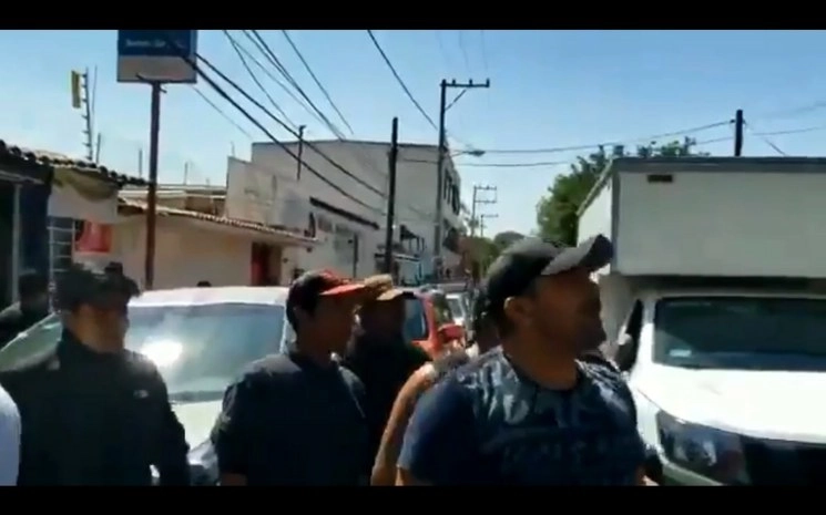 Aunque el material de los periodistas fue borrado, otros testigos lograron documentar la agresión, ocurrida el ayer en la ciudad de Oaxaca. Foto La Jornada 