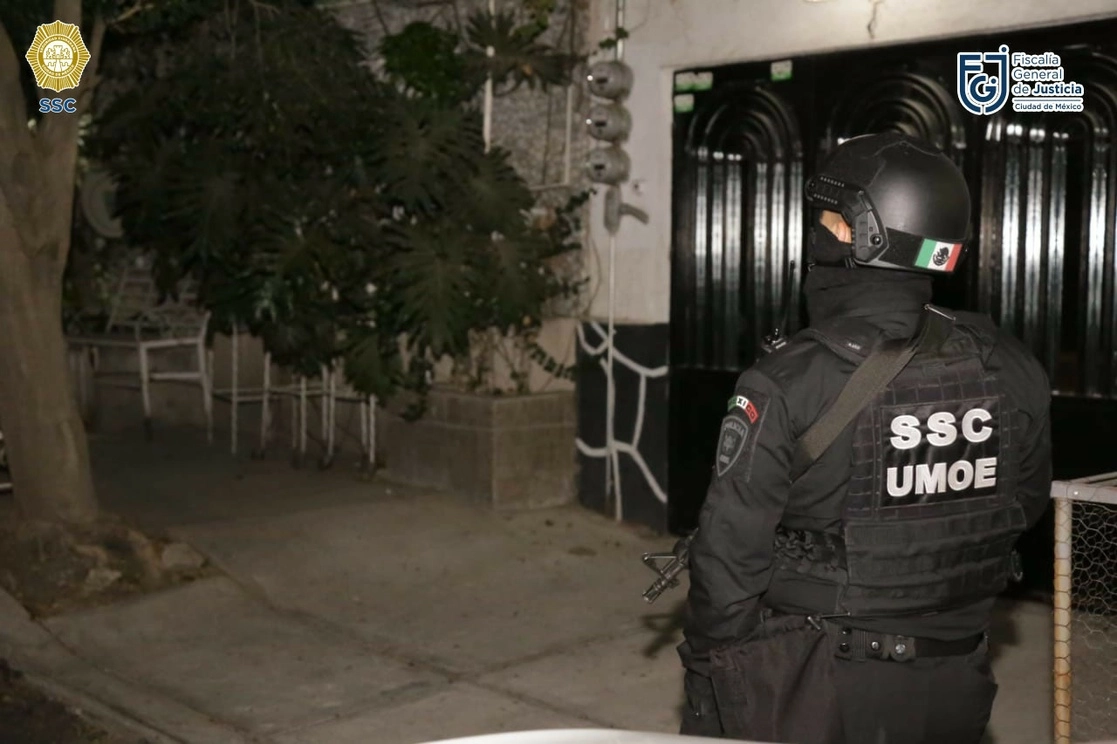 Policías capitalinos resguardan un domicilio de la alcaldía Venustiano Carranza donde presuntamente se distribuían narcóticos. Foto SSC