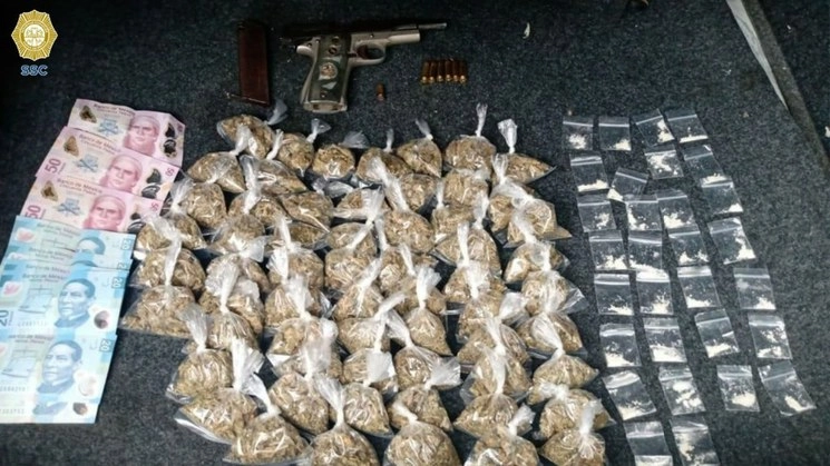 La policía aseguró mariguana, cocaína, un arma de fuego y un vehículo a dos hombres presuntamente implicados en un asesinato en la alcaldía Tlalpan. Foto SSC