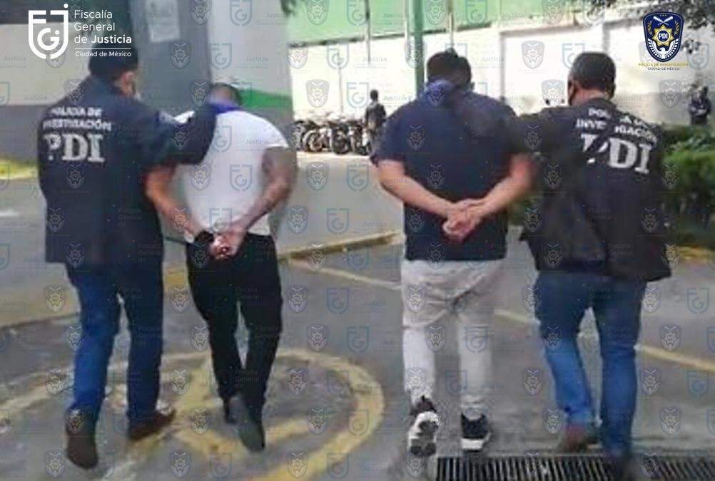 Policías de Investigación custodian a dos presuntos extorsionadores detenidos en Iztapalapa. Foto cortesía Fiscalía CDMX