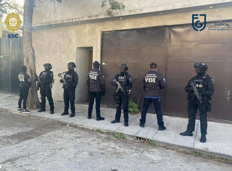 Policías de Investigación y elementos de la SSC en el cateo donde se detuvo a presuntos líderes del Cártel de Tláhuac.