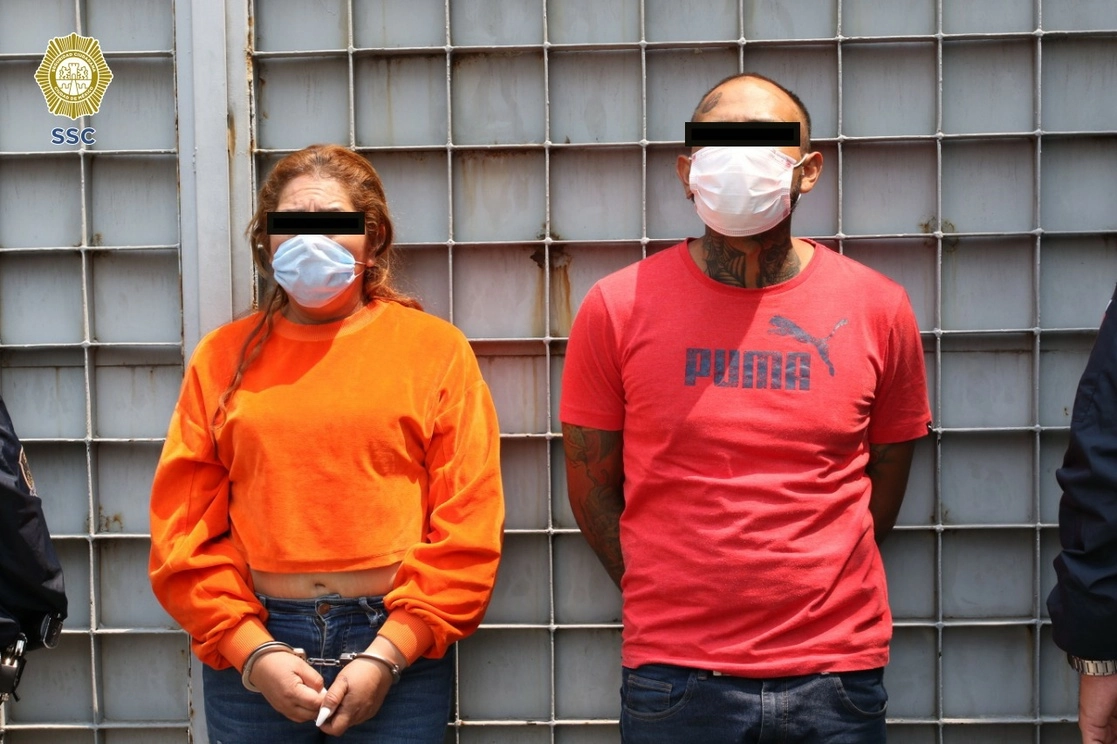 Un hombre y una mujer, posibles miembros de la Unión Tepito fueron detenidos por presuntamente amenazar y extorsionar a una comerciante. Foto SSC