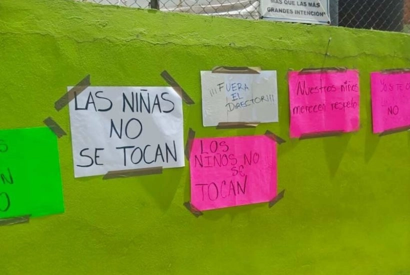 Padres de familia al conocer los hechos se manifestaron en el exterior de la escuela, en tanto, algunos papás entraron con la intención de golpear al maestro. Foto tomada de redes sociales