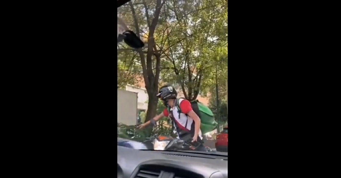 La madre de familia logró grabar al agresor. Captura de pantalla del video que circula en redes