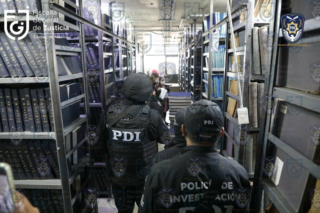 De las seis personas detenidas con documentos falsos, cuatro son funcionarios del Registro Civil de la CDMX. Foto Fiscalía CDMX