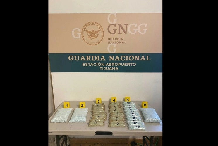 La Guardia Nacional detuvo a seis personas que transportaban paquetes con fentanilo adheridos a sus cuerpos, en el Aeropuerto Internacional de Tijuana. Foto cortesía de la GN