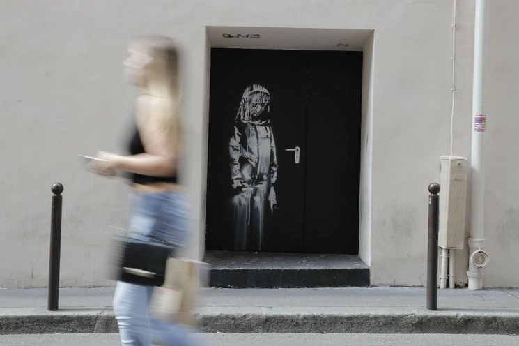 Bansky realizó su obra en una de las puertas de la salida de emergencias del Bataclan de París. Foto Afp / Archivo