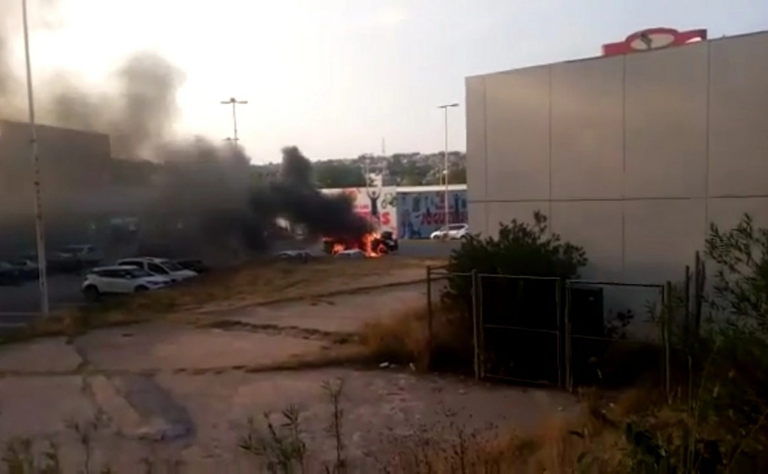 Una patrulla quemada y seis detenidos, entre ellos ‘El Rábano’, presunto jefe de un grupo delincuencial dedicado al robo de combustible de ductos de Pemex de la región de Tula-Tepeji, fue el resultado de un operativo. Foto ‘La Jornada’