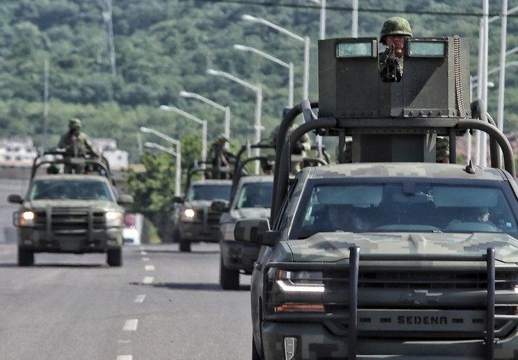 Patrullaje militar en Culiacán, Sinaloa. Foto Marco Peláez / Archivo