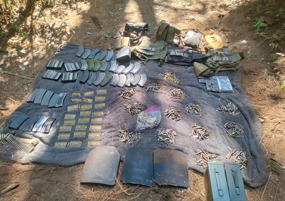 En Pátzcuaro, los uniformados localizaron e inhabilitaron dos campamentos y lograron el aseguramiento de 5 vehículos, 2 armas largas, 35 cargadores, 850 cartuchos aproximadamente, así como diverso equipo táctico.