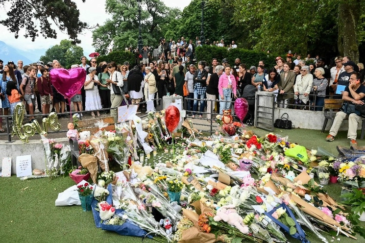 La gente se reúne para depositar flores para las víctimas de un apuñalamiento que ocurrió el día anterior en el parque 'Jardins de l'Europe' en Annecy, Alpes franceses, el 9 de junio de 2023. Foto Afp