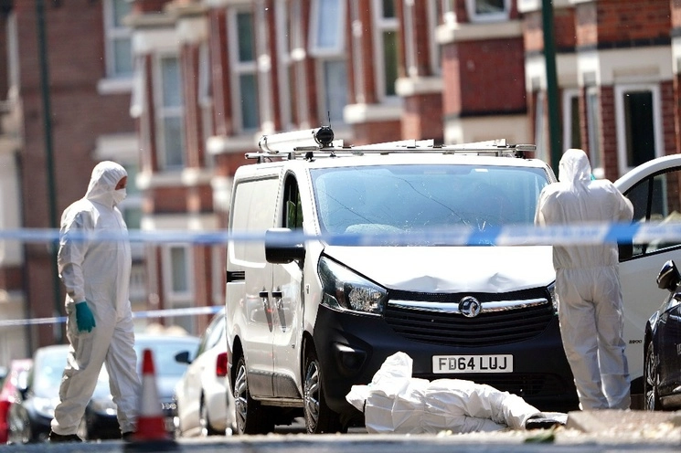 Policías forenses buscan una camioneta blanca con la que presuntamente varias personas fueron atropelladas en Nottingham, Gran Bretaña, el 13 de junio de 2023. Foto Ap 