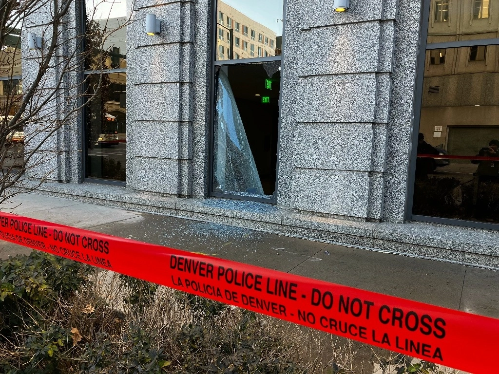 La cinta policial marca una ventana rota en el Centro Judicial Ralph L. Carr Colorado, en el centro de Denver, el 2 de enero de 2024. Un hombre disparó a través de una ventana e irrumpió en el edificio de la Corte Suprema de Colorado durante la madrugada y causó daños "significativos y extensos" en varias áreas del inmueble. Foto 'The Denver Post' vía Ap
