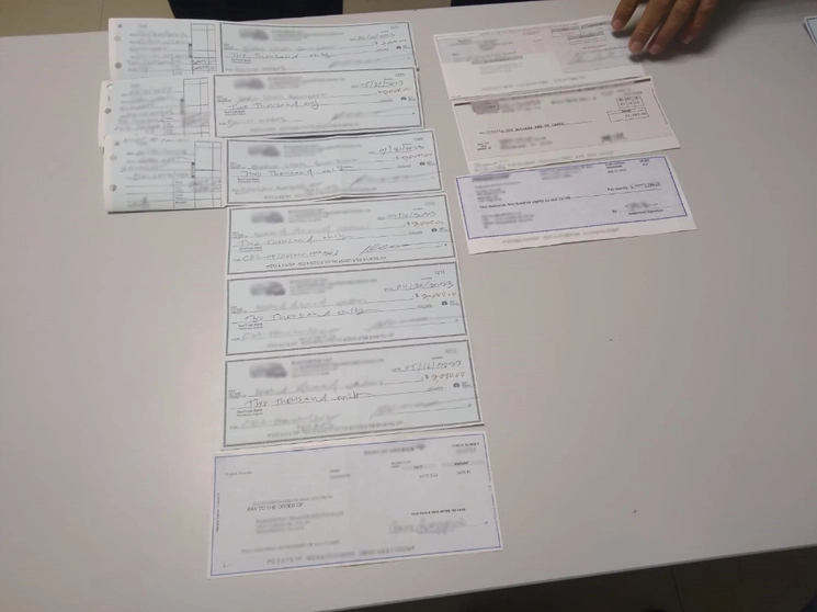 Elementos de la Guardia Nacional detuvieron en el Aeropuerto Internacional de Cancún a una persona con diez cheques por más de 39 mil dólares, sin la declaración correspondiente ante las autoridades hacendarias. Foto cortesía GN