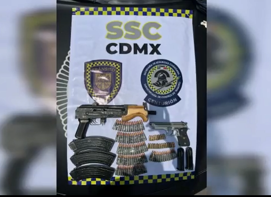 Armas aseguradas durante el cateo. Foto SSC-CDMX