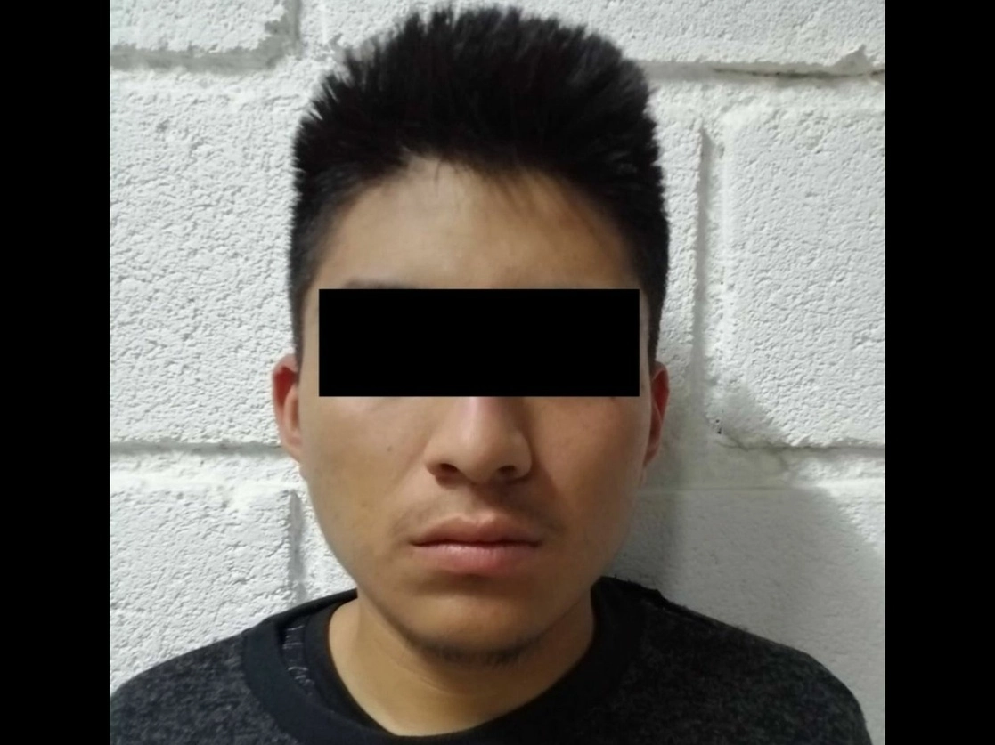 Policías estatales detuvieron a un sujeto identificado como Carlos Albino “N”, acusado de ser uno de los responsables materiales del homicidio del fiscal de justicia indígena, Gregorio Pérez Gómez, asesinado a balazos el 10 de agosto en San Cristóbal. Foto tomada del Twitter de @FGEChiapas