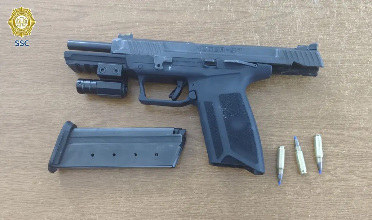 Un arma fue decomisada junto a uno de los presuntos culpables. Foto
