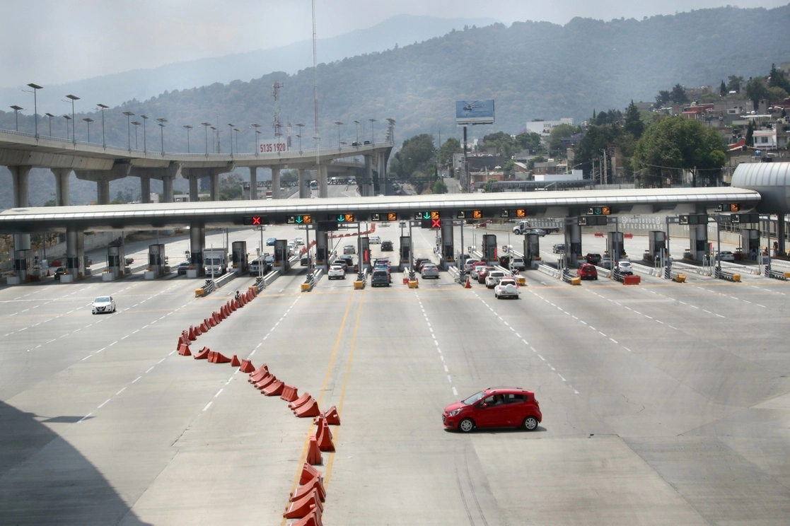 El hombre, que circulaba en la autopista México-Cuernavaca, no pudo comprobar la legal posesión no la procedencia del efectivo. Foto Luis Castillo / Archivo