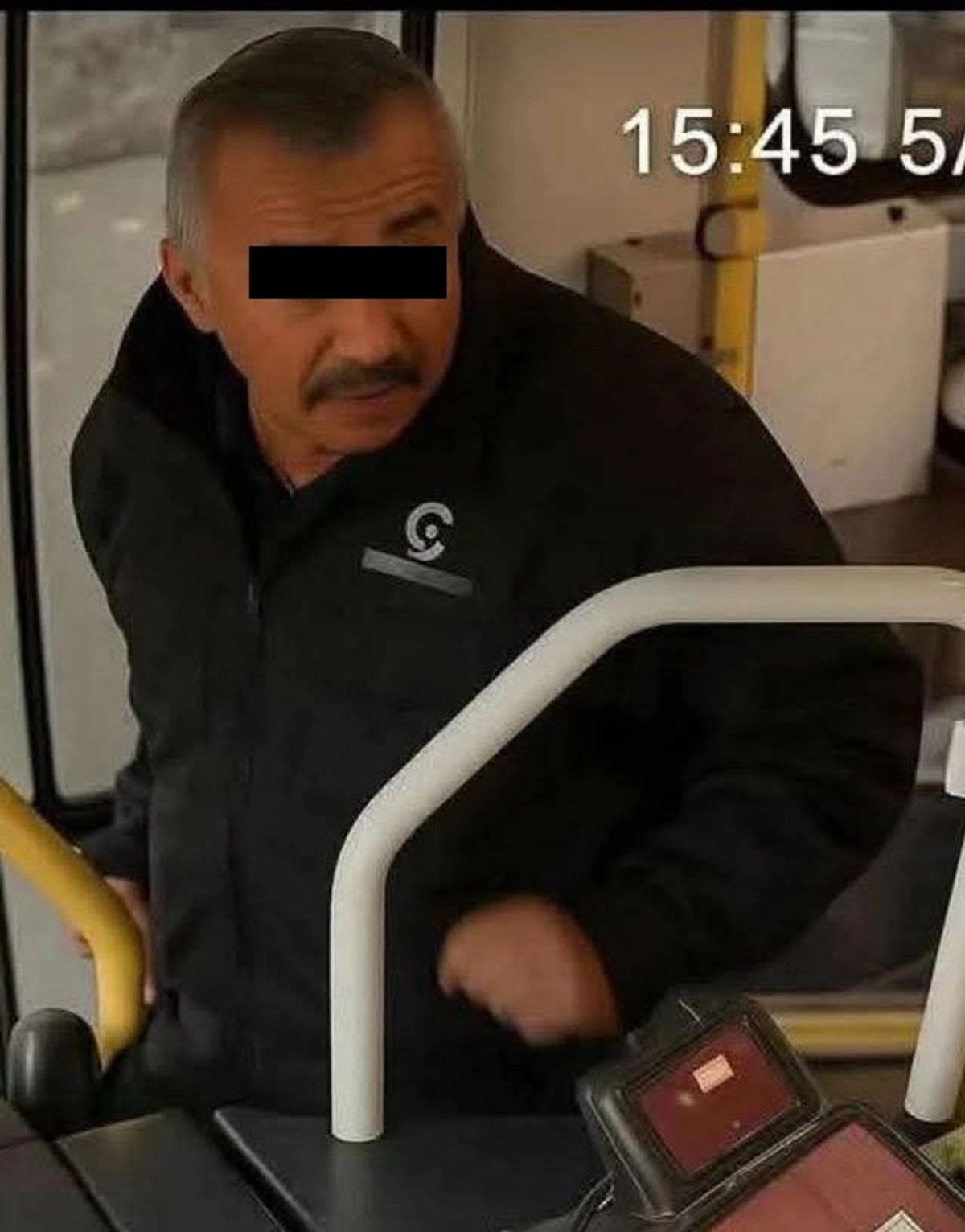 El guardia de seguridad privada fue identificado desde un principio luego que se hizo viral en redes sociales. Imagen tomada de video compartido en 