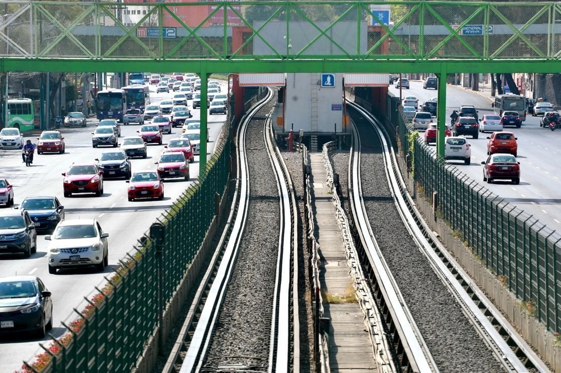 Se trata del cuarto caso en una semana en que la gerencia de Seguridad Institucional permite la detección, en tiempo real, de personas que probablemente tienen intención de sustraer cableado. En la imagen, vías de la estación General Anaya de la Línea 2 del Metro. Foto Luis Castillo / Archivo