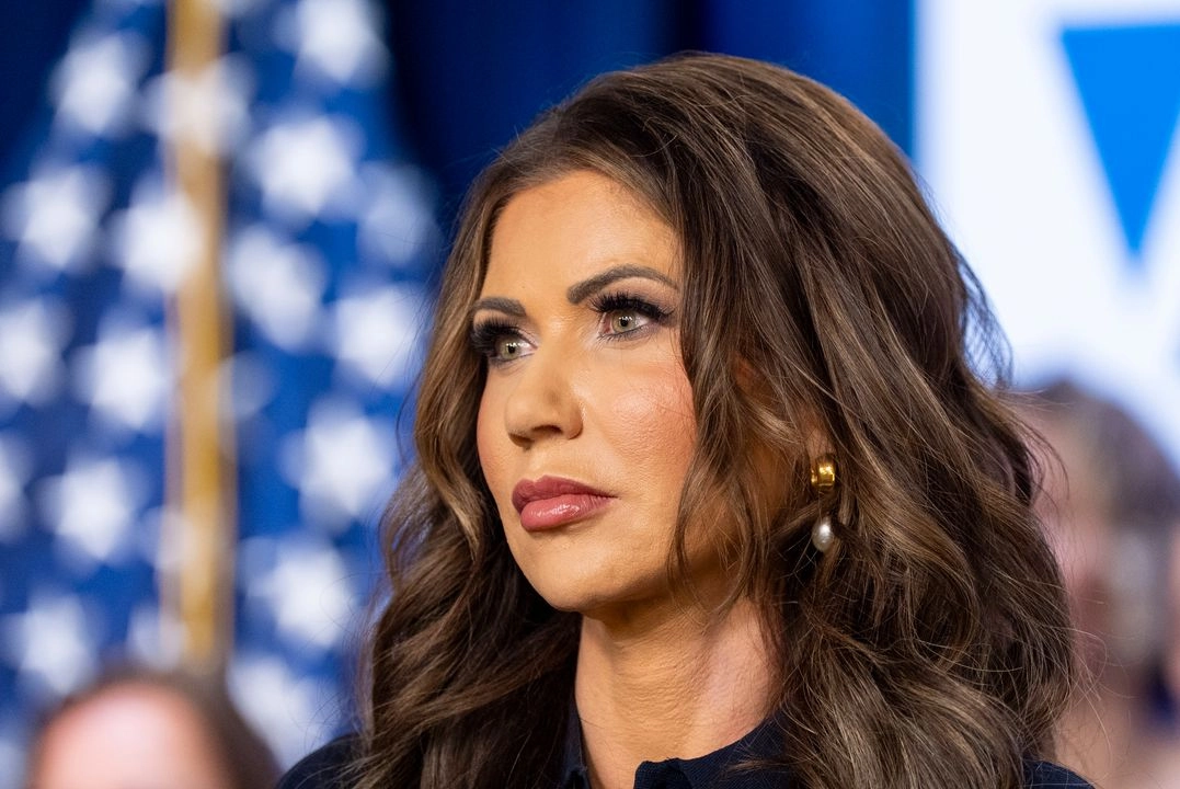 El bolso de Kristi Noem, secretaria de Seguridad Interior de EU, fue robado el pasado domingo de Pascua cuando la política se encontraba en un restaurante con su familia en Washington D.C. Foto 