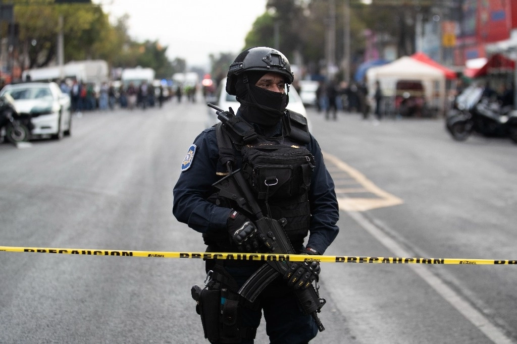 Elementos de la SSC detuvieron a un  presunto relacionado con el asesinato de cuatro personas ocurrido en la colonia Peralvillo, alcaldía Cuauhtémoc, el pasado 21 de mayo. Foto Alfredo Domínguez / Archivo
