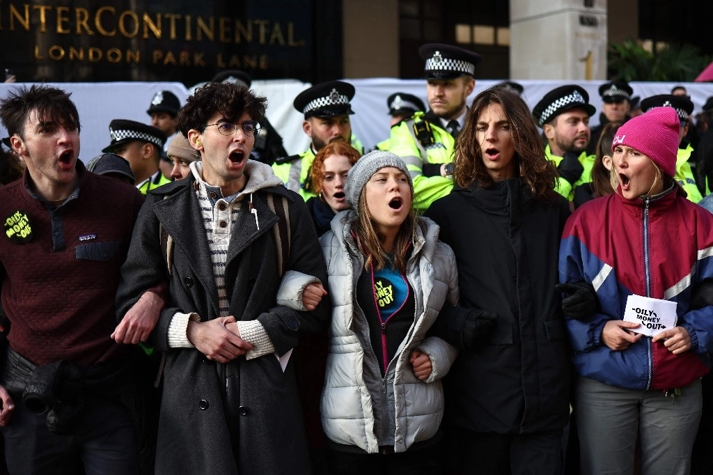 La militante ecologista sueca Greta Thunberg fue detenida en Londres en una manifestación durante la primera jornada de un evento que reunía a altos dirigentes de la industria de petróleo y gas, el 17 de octubre de 2023. Foto Afp 