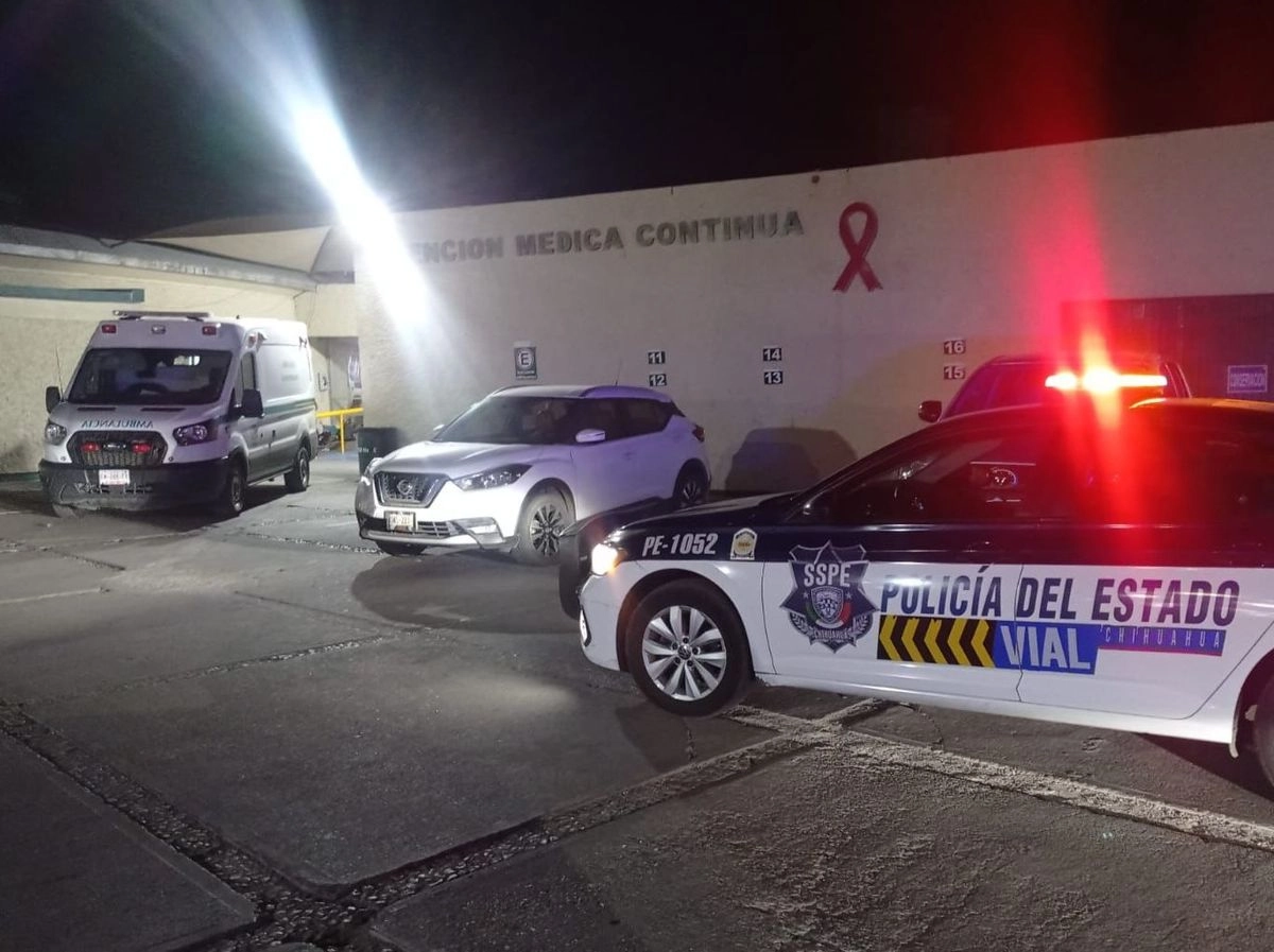La víctima fue trasladada vía terrestre a un nosocomio en la ciudad de Chihuahua por el mismo agresor, sin embargo, falleció minutos después a su ingreso debido a cuatro heridas producidas por disparos de arma de fuego tanto en hombro izquierdo como en la región subcostal derecha.