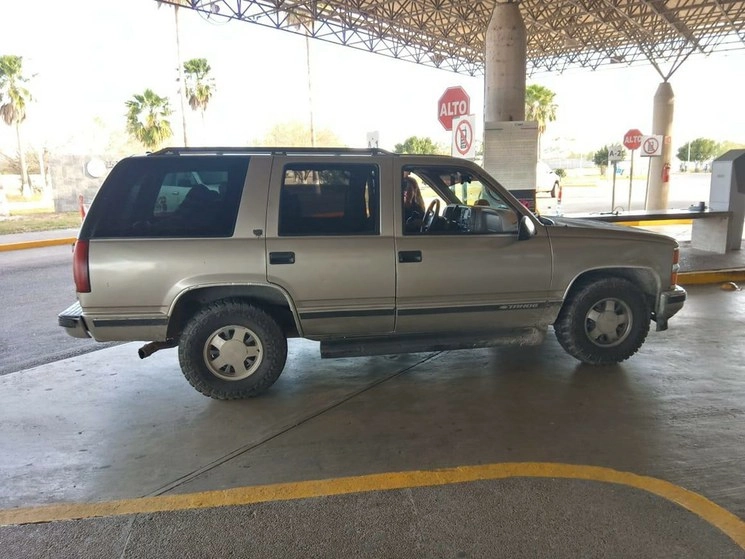 Se sometió una camioneta a un examen con rayos X, el cual reveló los paquetes de dinero ocultos en su interior.Foto: Sedena