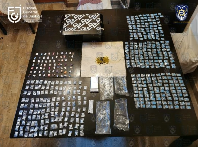 Agentes de la fiscalía capitalina detuvieron a tres personas a quienes se les aseguraron 500 envoltorios de cocaína y una báscula gramera. Foto Fiscalía General de Justicia