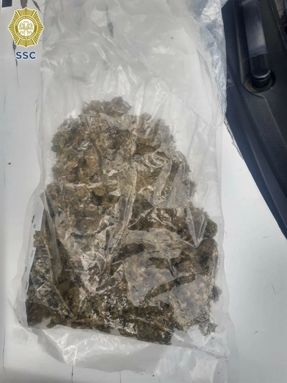 Los tres hombres detenidos, junto con la droga y el automotor asegurados, quedaron a disposición del agente del Ministerio Público  que determinará su situación jurídica. Foto cortesía de la SSC