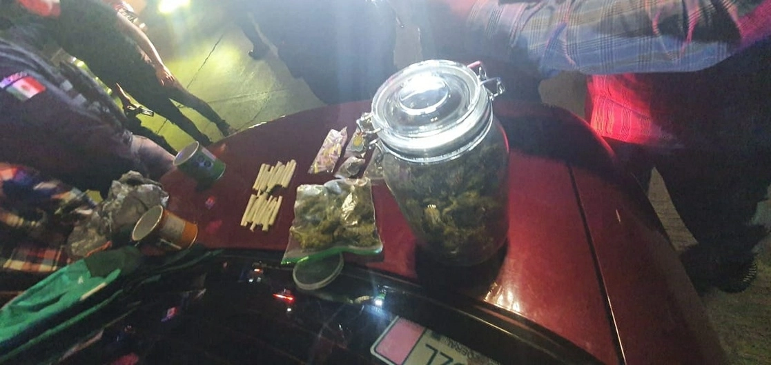 A los tres detenidos se les encontró un frasco aparentemente con mariguana. Foto La Jornada