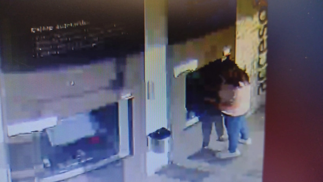 La alcaldía de Naucalpan difundió imágenes en las que se ve a las tres personas manipulando un cajero automático. Foto gobierno de Naucalpan