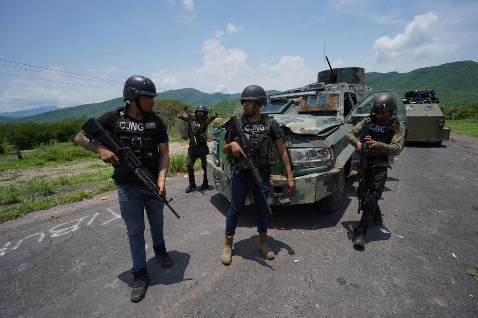 Integrantes del CJNG en el acceso a Aguililla, Michoacán. Foto Cuartoscuro / Archivo