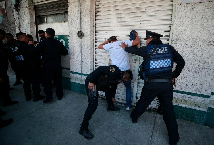 Policías capitalinos realizaron la detención de tres personas y decomisaron 50 kilogramos de droga. Foto Alfredo Domínguez/Archivo 