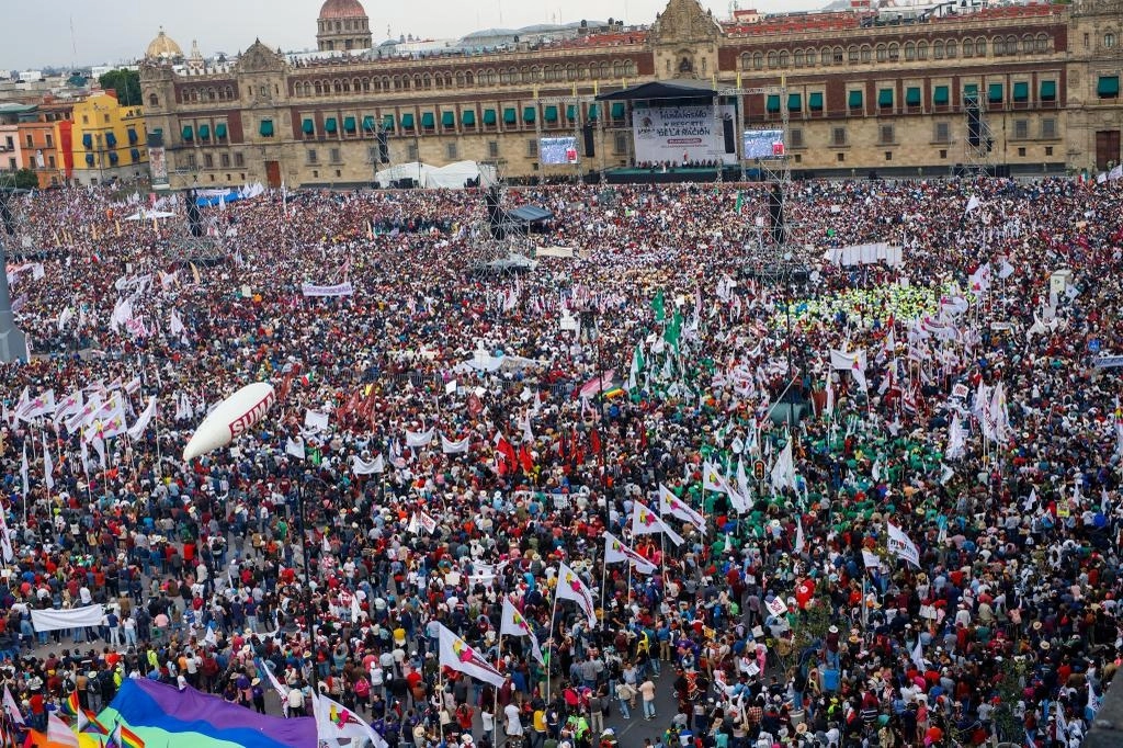 Congregación masiva en el Zócalo, por el 85 Aniversario de la Expropiación Petrolera. Foto José Antonio López 