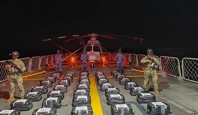 Los detenidos, la embarcación y su carga fueron puestos a disposición de la Fiscalía General de la República. Foto cortesía Semar 