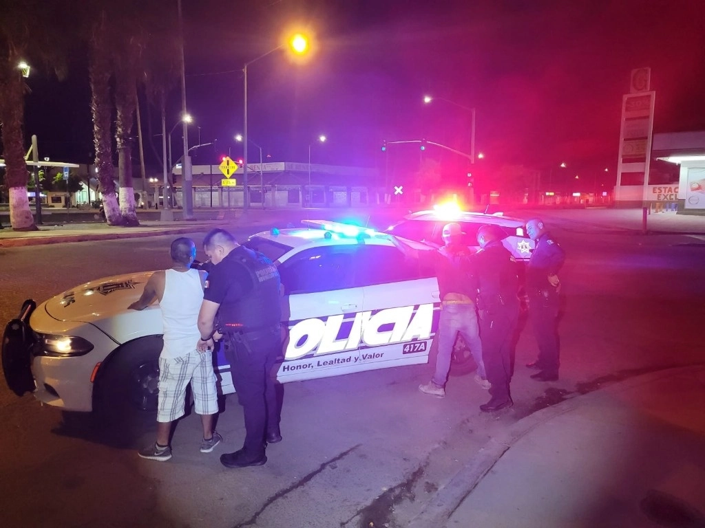 Los agentes acudieron a una llamada de auxilio sobre un hombre que portaba un arma de fuego en la calle de las Coronillas del fraccionamiento Villa Florida, en el oriente de Mexicali. Foto @PoliciaMexicali 