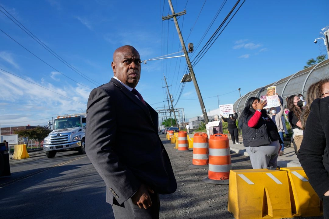 Ras Baraka, alcalde de Newark habla con manifestantes frente a Delaney Hall, un centro de detención de migrantes recientemente reabierto, en Nueva Jersey, el 7 de mayo de 2025. Foto 