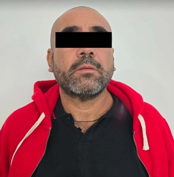 El sujeto fue detenido durante cateos simultáneos en cinco inmuebles ubicados en los estados de Querétaro y Guanajuato. Foto Gabinete de Seguridad