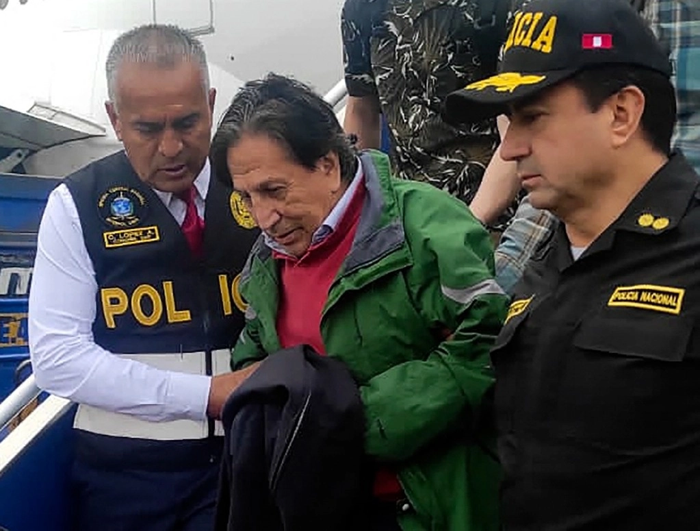 El ex presidente de Perú, Alejandro Toledo, fue detenido por la Policía nada más aterrizar su avión a las 07.00 horas de este domingo en Lima. Foto Afp 