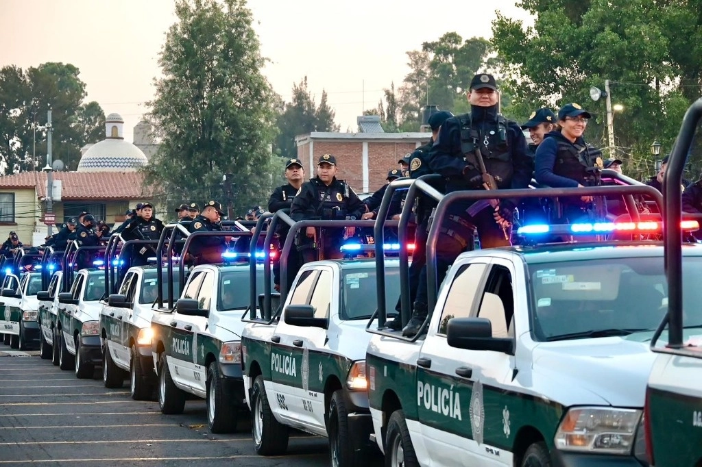 Los detenidos fueron encontrados en la calle Juan de Dios Peza de la colonia Gutiérrez Nájera Fividesu con más de 200 dosis de droga y dos armas de fuego una corta y otra larga, tipo subametralladora. Foto @SSC_CDMX 