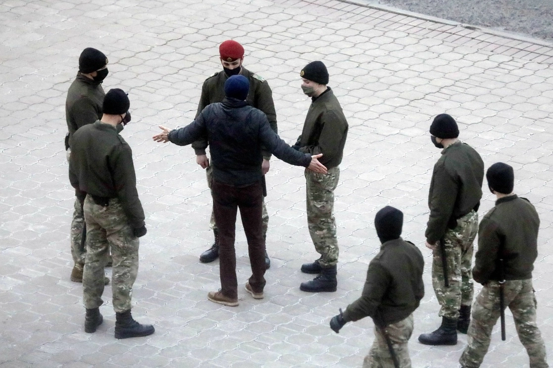 Un hombre discute con agentes de la ley en Minsk, durante las protestas contra Lukashenko, el 25 de marzo de 2021. Foto Afp