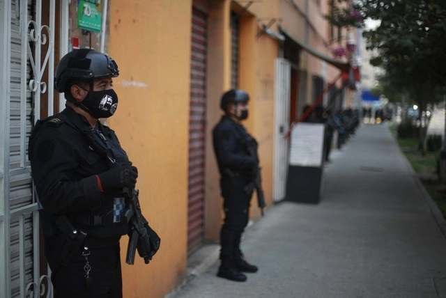 Durante un operativo en la colonia Guerrero detuvieron a Dionisio Flores, padre de Óscar Andrés Flores "El Lunares". Foto Alfredo Domínguez /Archivo