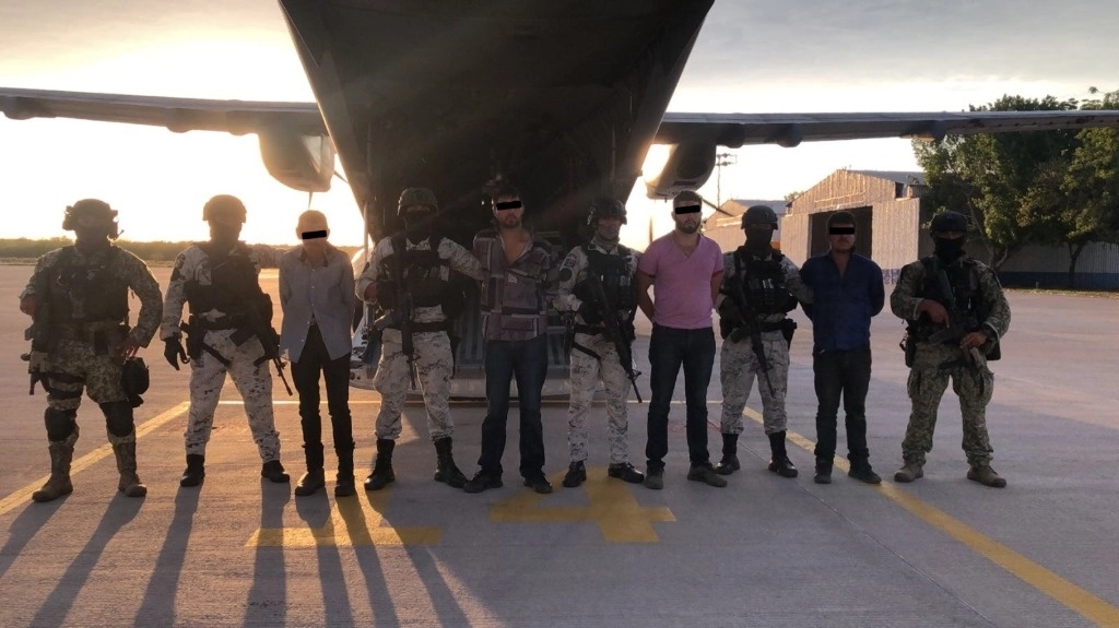 Miembros del ejército presentan a Luis "N", el R-8, miembro del primer círculo de seguridad de Aureliano Guzmán Loera. Foto Sedena    