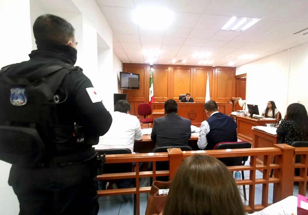 Al principio de la audiencia, el juez de la causa permitió el acceso a la sala a representantes de los medios de comunicación y también a personas del público en general. 