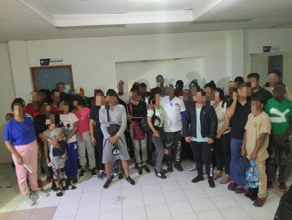 Un grupo de 44 migrantes extranjeros fueron detenidos mientras viajaba en un camión de pasajeros por una carrtera de Chiapas. Foto La Jornada