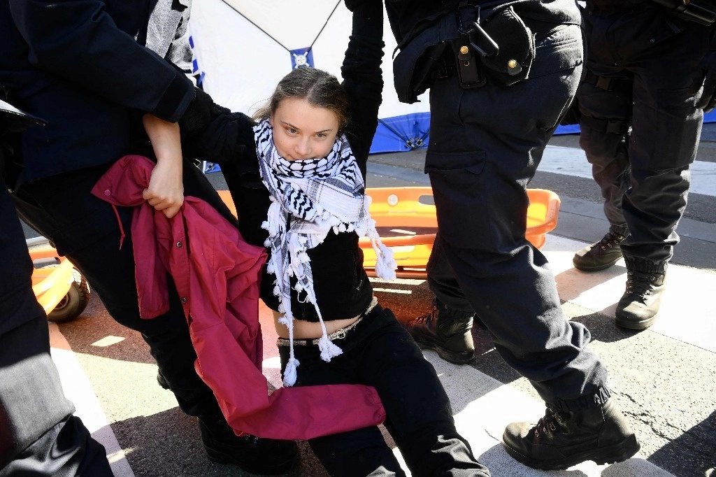 La activista ecologista, Greta Thunberg, fue detenida en Bruselas, Bélgica, durante una protesta en contra de los combustibles fósiles. Foto Afp